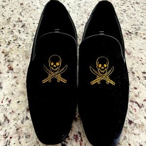 Men dress shoes all black, and gold, size 10 1/2 good condition